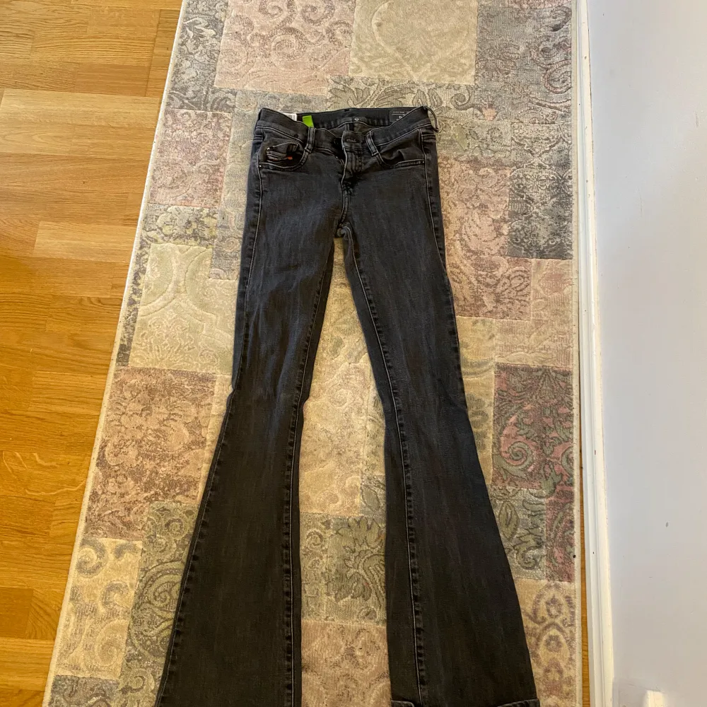 Svarta Diesel jeans, W23-L32  De har 2 små hål på båda sidor av byxorna som visas i bilderna, syns inte när man har på sig dem. 58 cm i midjan, 79 cm i innersöm. . Jeans & Byxor.