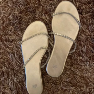 Skor - Silver sandaler med diamant band❣️