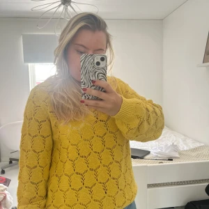 Gul stickad tröja - Gul stickad tröja från vero Moda Jag är vanligtvis en S i storlek, och denna är XL och passar mig perfekt!  