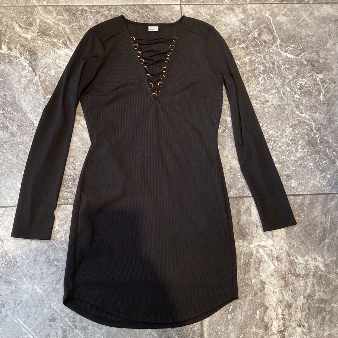 Svart klänning med snörning - 1