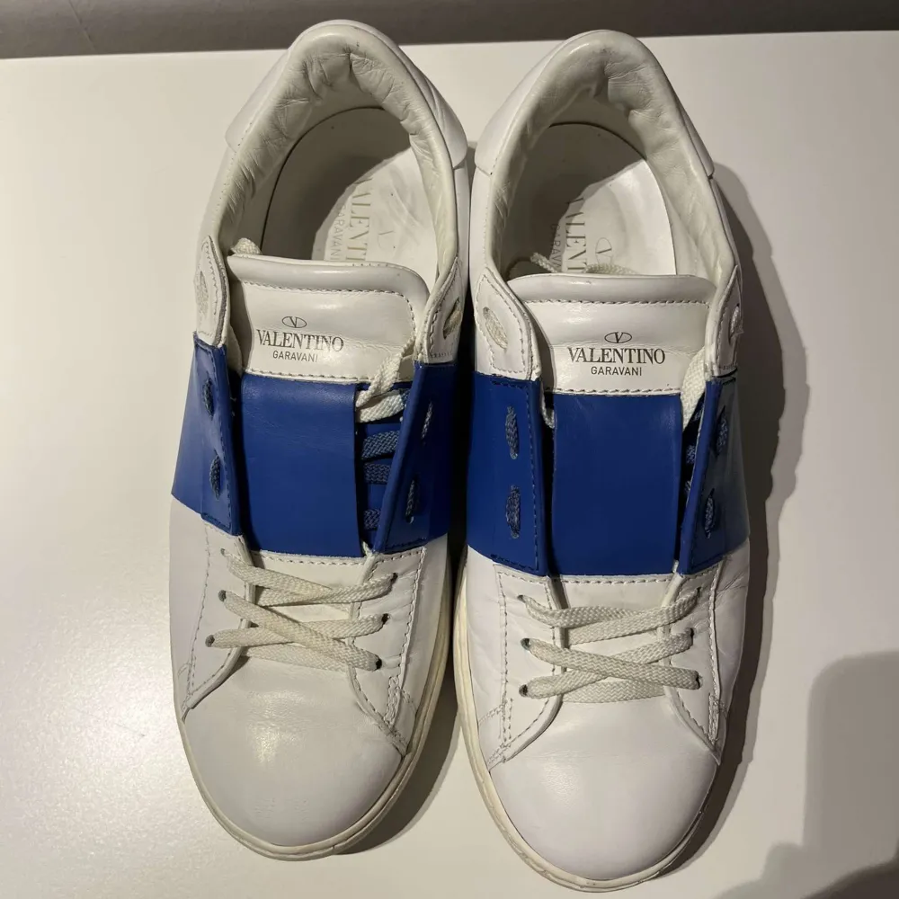 Valentino Open skor Size: 42 Skick: 8/10 Pris: 2699kr Inget og Vid frågor eller funderingar är det bara att skriva! NOT AFFILIATED WITH ANY OF THE BRANDS . Skor.