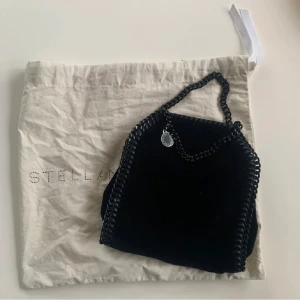 Svart sammet Stella Mccartney väska  - Säljer nu min superfina och unik Stella Mccartney väska då den inte längre kommer till användning. Den är i superfint skick. Dustbag finns. Pris går att diskutera:)