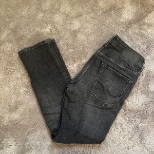 Jack and jones Intelligence - Säljer nu dessa sjukt snygga slim fit Jeans från Jack and jones - Intelligence i storlek 32/30 ,Skick 8/10, inga defekter. Pris: 199 kr, kan diskuteras vid snabb affär!