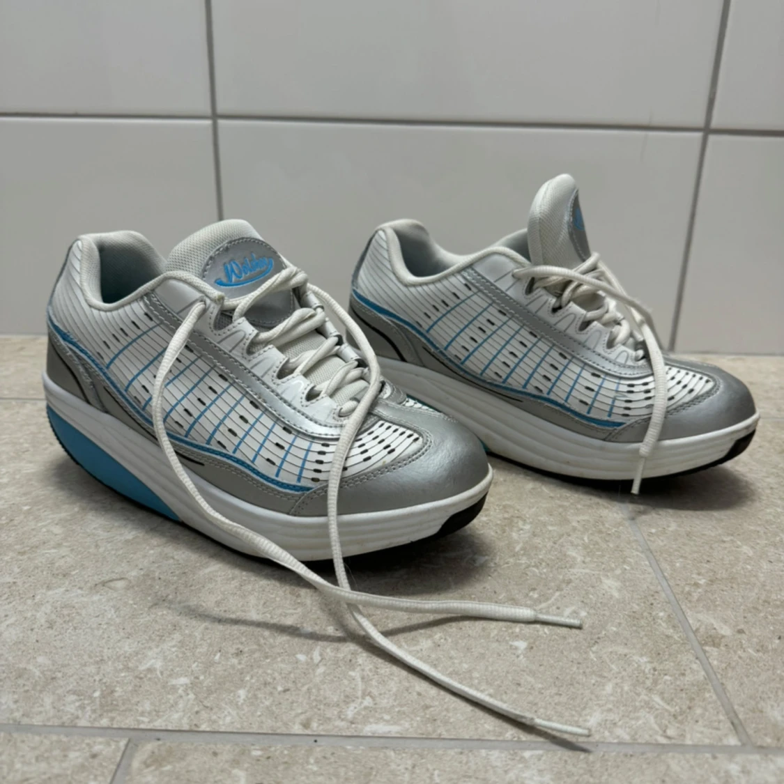 Silvriga sneakers från Wolshoe