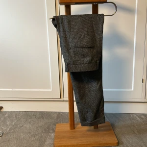 Grå kostymbyxor i skinny fit - Säljer ett par stiliga grå kostymbyxor i skinny fit. Bra skick. 