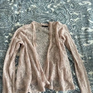 Rosa kofta  - En jätte fin och söt kofta som man kan ha med ett linne under, har använts ett par gånger men är i jätte bra skick.