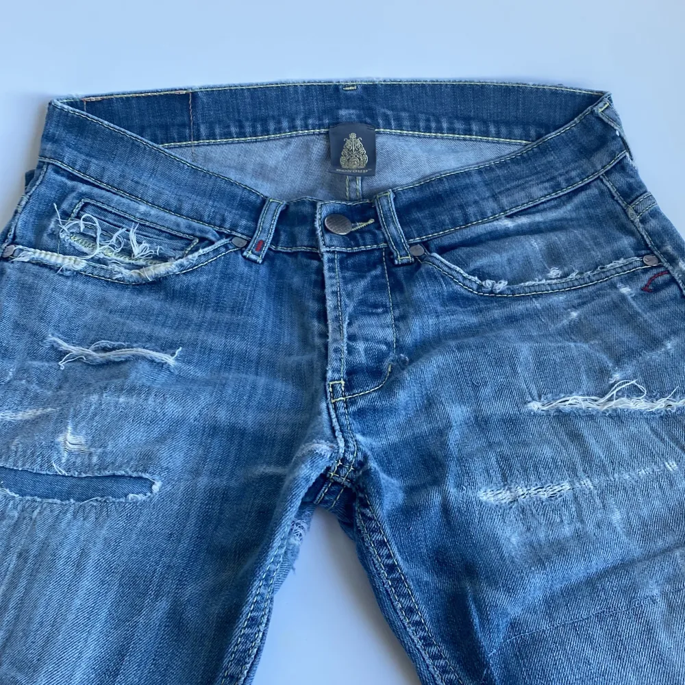 En par feta dondup jeans med slitningar | skicket på jeansen är väldigt bra 7/10 | storlek w29 l31 | ny pris 4500: mitt pris är 799| skriv vid frågor och funderingar. Jeans & Byxor.