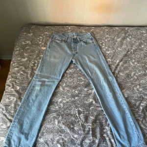 Levis 501 Jeans ljusblå - Ett par schyssta 501or som är skonsamt använda. Köpta på levis hemsida i storlek W30 L32.  BVSA