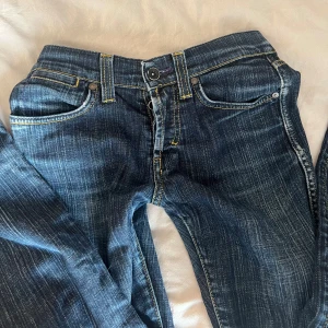 Lågmidjade jeans - Raka Lågmidjade jeans med lite flare från H&M . Jättefina men tyvärr för små.💕 Står att den är storlek 28” men skulle säga att dem är mindre.