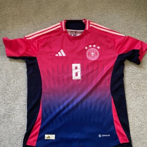 fotbollströja  - Fin fotbollströja helt ny, storlek M 