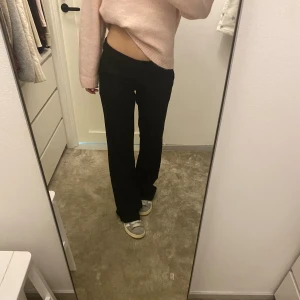 Lågmidjade kostymbyxor - Superfina lågmidjade kostymbyxor från Vero Moda i storlek 34. Så himla fina men tyvärr lite förstora och för långa för mig. De är i väldigt fint skick! De har knappar där bak och är lite randiga i tyget. Kan skicka bild. Hör av dig vid frågor!💕