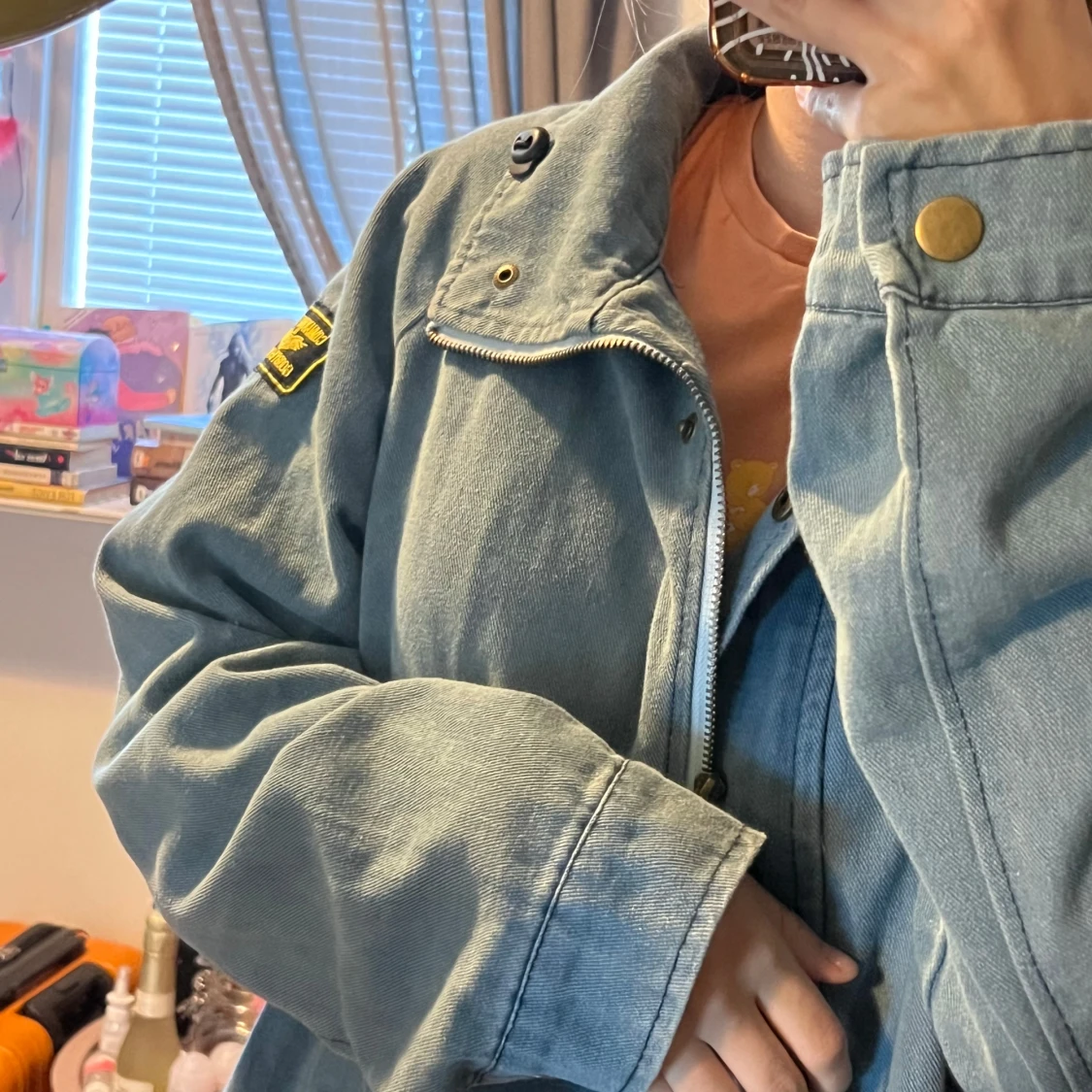 Jeansjacka med dragkedja och knappar - 90