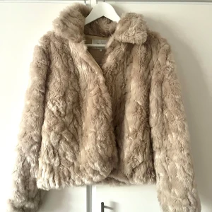Beige pälsjacka  - Fin och mjuk pälsjacka från Villa Lite oversize och passar till höst/vinter 