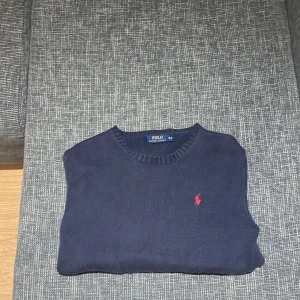 Ralph Lauren  - Tja, säljer nu en riktigt trendig Ralph lauren tröja i ett perfekt skick 10/10. Inga defekter. Tveka inte att höra av dig vid minsta fundering♠️
