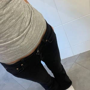 Lågmidjade svarta jeans - Snygga lågmidjade jeans från Gina! Säljer pga att de inte passar i längden längre tyvärr. Använda väldigt mycket men inget man märker, skriv för frågor 💞💞
