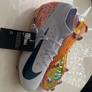 Nike fotbollsskor med färgglad sula - Säljer ett par Nike Air Zoom Mercurial Supperfly 10 Elite (Fg)  fotbollsskor i nyskick aldrig använt dom.
