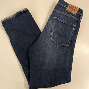 Repley jeans - Mörkblåa Repley jeans i storlek 158. Jeansen är som nya och har används fåtal gånger. Dem är väldigt trendiga och väldigt laidback/grisch😎 Nypris: 899kr, mitt pris: 449