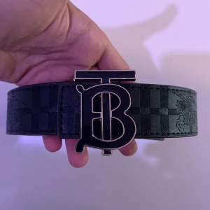 Burberry bälte  - Säljer denna burberry bälte aldrig använd, köpt på loppis. Har INTE legit checkat dom. Ingen paket eller påse följde med när jag köpte varan, se bilder. Pris kan diskuteras. 