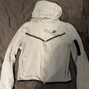 Nike Tech fleece  - Säljer detta skit snygga Nike Tech Fleece setet i färg grå. Byxorna är i strlk Xs men och tröjan är i strlk Xl barn. Det finns lite missfärgningar därav priset