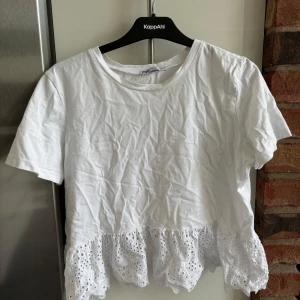 Fin tröja med broderi💕 - Använd 3 gånger, fint skick🥰