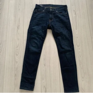 Acrombe and fitch slim jeans - As snygga jeans som är slim. Passar mej som är ca 170, passar lite mindre. Har ett par svarta likadana som man kan få för ett paket pris 450kr.