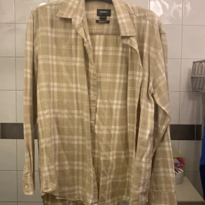 Skjorta  - Säljer en fin Skjorta från Pull&Bear. Enbart använd ett par gånger. Väldigt bra skick och väldigt bekväm att ha på sig.