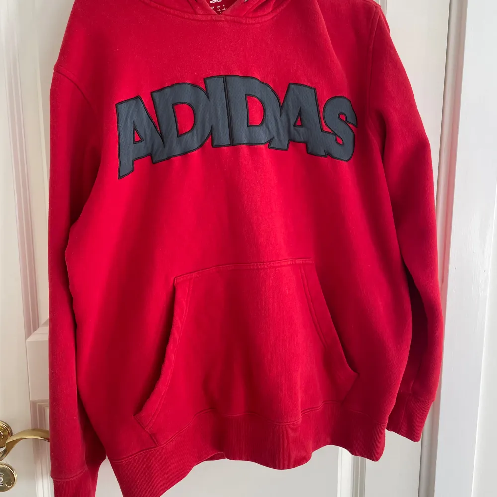 En röd vintage Adidas hoodie i jättebra skick! Säljer då den inte kommer till användning. Skriv för fler bilder eller frågor! . Hoodies.