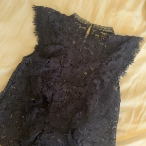 Zara topp - Säljer min skit snygga zara topp då den tyvär inte kommer till användning. Pris kan diskuteras!