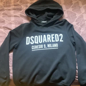 Dsquared2 hoddie  - Nästan oanvänd, svart, 14y, pris 1000 kr