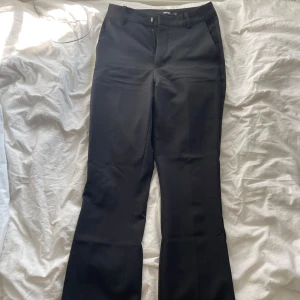 Vilma kostymbyxor låg midja, BIKBOK - Jag säljer mina Vilma kostymbyxor med låg midja från BIKBOK då de är för små, storlek 34. Bara använda fåtal gånger.  Nypris 499:-