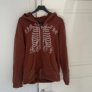 Rhinestone Hoodie - Rhinestone Hoodie från Aim For The Moon, modellen finns ej i butik och fåtal stenar har fallit av.