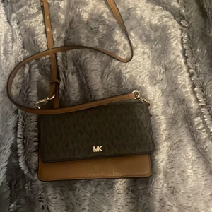 Micheal kors  - En väska jag säljer, pågrund av att den ej kommer till användning. Nyskick  Försäljningspris: 1100kr