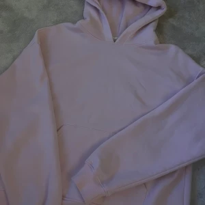 Hoodie  - Rosa hoodie från Gina, för stor på mig! Inga defekter endast använd en gång! 🥰