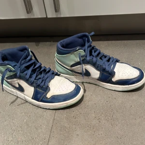 Air jordan1 mid mints - Riktigt fräscha skor med en ekta tag och köpta på en jordan butik saknar dock en kartong men annar super, Hör av er om ni har några frågor👍👍👍