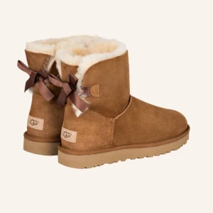 UGG Boots Mini Baily Bow  - Hej, säljer ett par vinterskor från UGGs. De är i bra skick och har inte använtds mer än ett par gånger. Skriv görna om du är intresserad, då priset går att diskutera. 