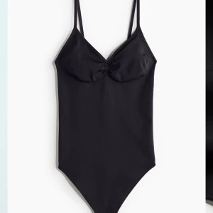 Så fin svart body från hm  - Helt ny body med prislappen på från hm🖤