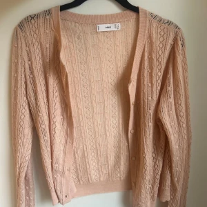 Super söt rosa virkad/ stickad kofta  - Super söt rosa virkad/ stickad kofta ifårn Mango, i storlek s💗 Koftan är perfekt att styla med ett par jeans och en t shirt eller ett snyggt linne💗