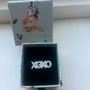 XOXO statement sparkle ring Ioaku  - Säljer min fina statement ring från Ioaku då den tyvärr inte kommer till användning längre. Justerbar passform och i bra skick. Köpt för 495kr och den är slutsåld på hemsidan!