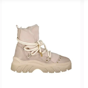 Beige inuikii boots oanvända  - Säljer ett par snygga beige boots med pälsfoder. De har en rejäl sula och snörning framtill. Perfekta för vintern med sin varma insida och stilrena design. Guldiga detaljer ger en extra touch av lyx. Små i storleken passar dom som har 37. 