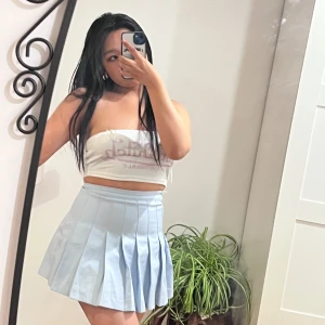 Ljusblå plisserad kjol - Säljer en superfin ljusblå plisserad kjol. Den är kort och ger en söt och ungdomlig look, finns underbyxor med. Från koreansk klädmärke-chuu. M i asiatisk storlek, skulle säga den är liten i storlek, personer som brukar ha s/xs här bör passa bra