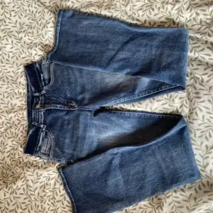 Säljer mina jättefina jeans med mösnter på baksidan, från shein i strlk xs och i jätte bra skick/ sparsamt använt  de är midwaist