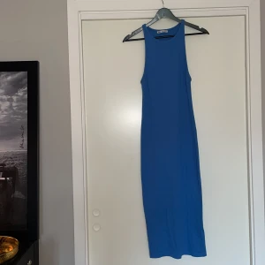 Super fin lång klänning  - Selling my super nice long dress. It has a tight fit, and fits a M or L 🫶