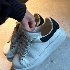 Alexander Mqueens  - Väl använda, fint skick men smutsiga så behöver sig en tvätt.