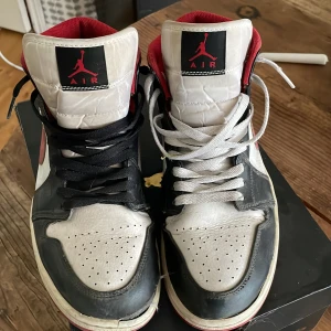 Jordan 1 - Hej, säljer nu mina Jordans då dom har blivit för små. Sulan sitter lös därav det låga priset. Nypris: ca 2100 Mitt pris: 350 Skick: 4/10