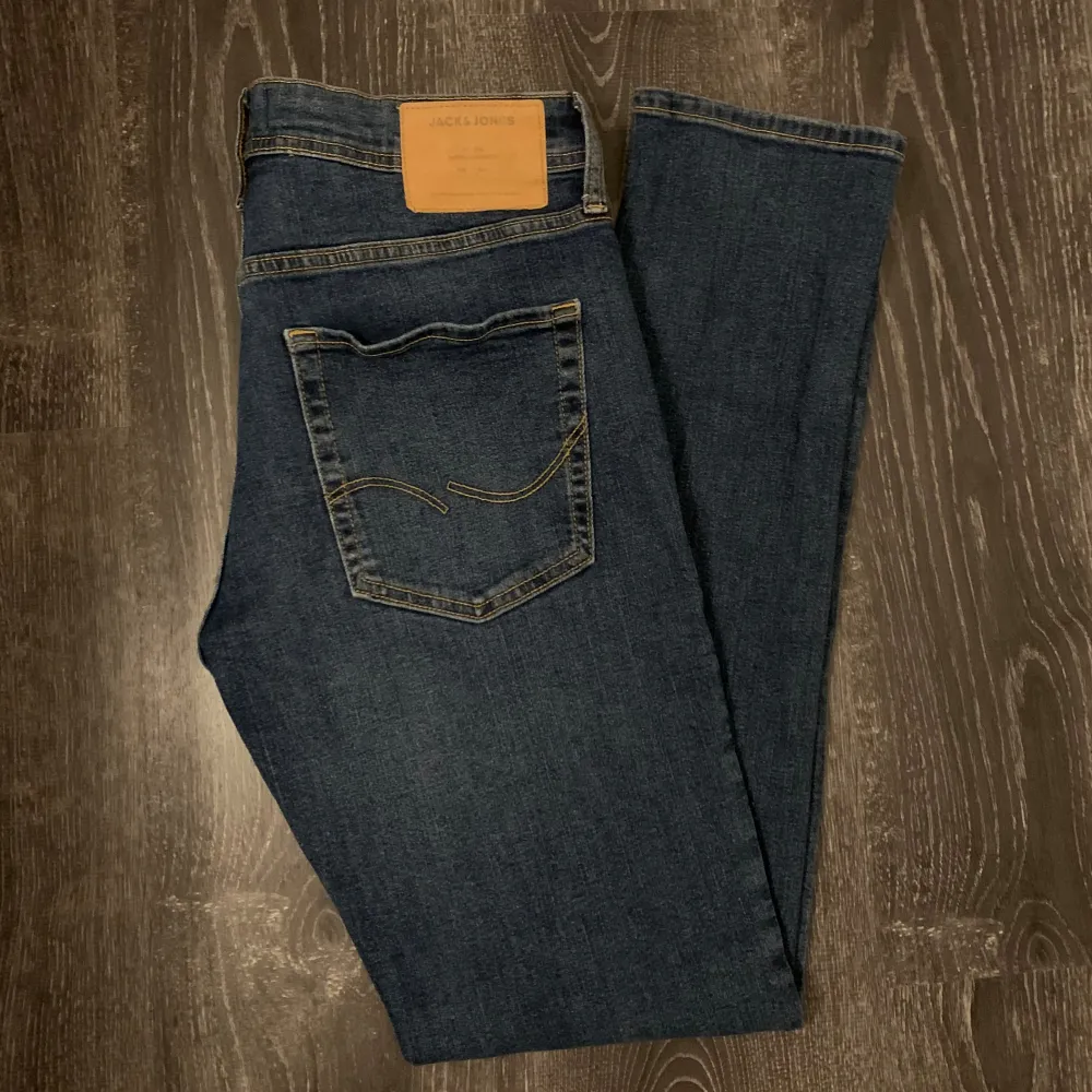 Säljer dessa riktigt feta jack&jones jeansen i storlek 29/32 i mörkblå. Passform slim fit i modell glenn. Bra skick, riktigt trendiga och sköna jeans från j&j, dm vid funderingar:). Jeans & Byxor.