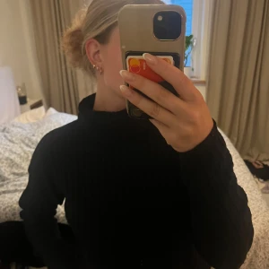 Polotröja - Superfin och skön svart ribbad polotröja. Hög krage som man kan vika ner. 🖤