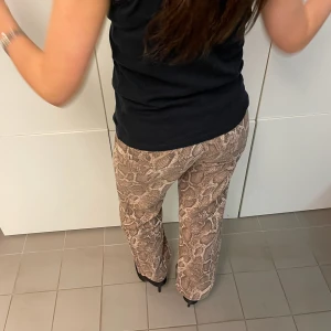MÖNSTRADE JEANS - Passar XS/S (vi skriver mått ⤵️) och de är lite för korta för modellen som är 175 cm. Är egentligen lite baggy i passformen och med låg midja.   Midja mätt rakt över: 36,5 cm  Längd hela byxan: 102,5 cm Innerbenslängd: 77,5 cm