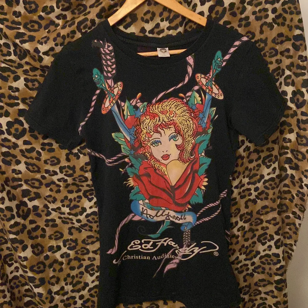 Så snygg vintage Ed Hardy tröja. As snygg till ett par jeans 💋 Står att storleken är L men tycker att det är en liten passform, hade sagt att den passar M. Så bra skick alla rhinestones är kvar☺️💋. T-shirts.