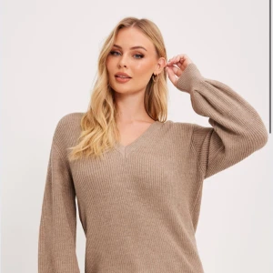 Stickad tröja - Stickad brun/beige tröja från object i storlek xs som är köpt hos Nelly, den är använd men fortfarande i väldigt bra skick.