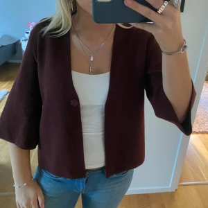 Trekvartsärmad kofta - Så snygg kofta! Vinröd färg. Från & other stories 💞